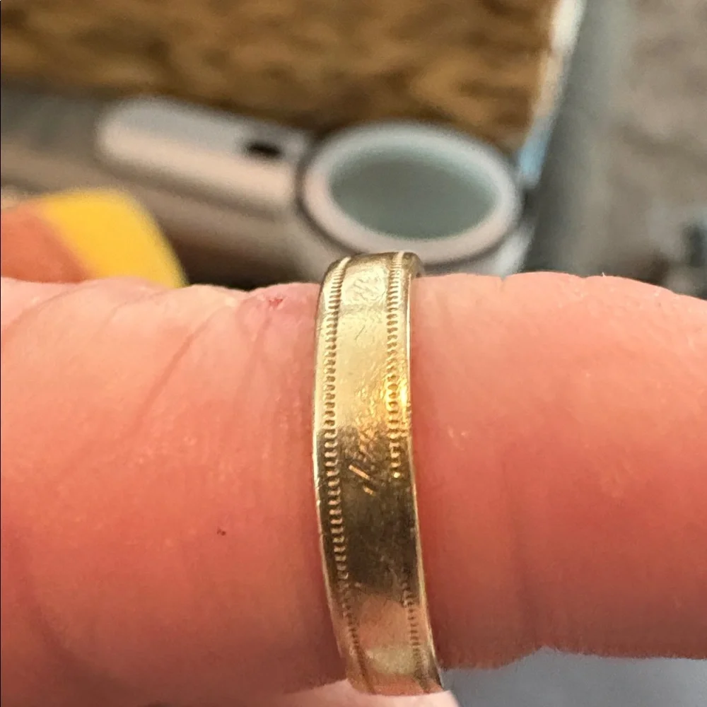 Gold wedding band with migraine edge detail size 5 1/5 - Picture 5 of 6